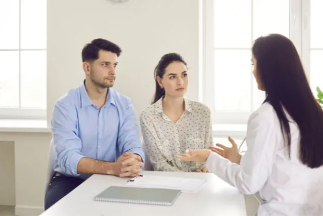 Constelação Familiar e a Gravidez: É Possível Fazer a Constelação Familiar Para Engravidar? 1 Constelação Familiar e a Gravidez Casal no Consultório Médico